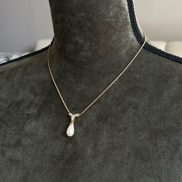 Vintage Christian Dior Rhinestone V Teardrop Pearl Dangle Thin Gold Necklace - Picture 4 of 8